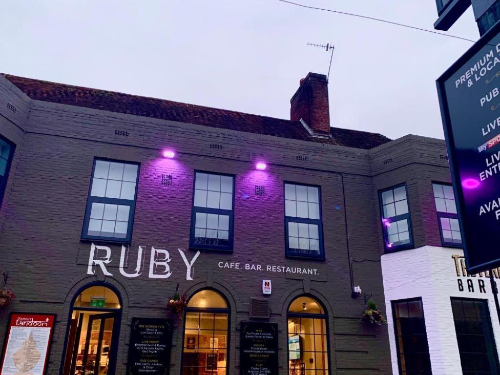 Oyo Ruby Pub & Hotel Brighton Exterior foto